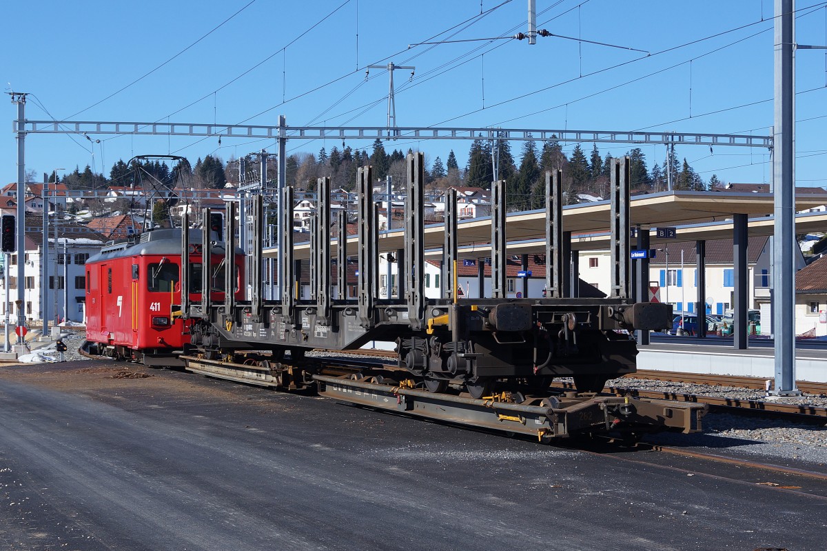CJ-Güterverkehr: Im neu gestalteten Bahnhof Le Noirmont der von Tramelan aus gesteuert wird, werden die Güterwagen auf dem Gleis 5 abgestellt. Am 12. März 2015 hat der De 4/4 II 411 einen normalspurigen Holzwagen auf das Gütergeleise rangiert. Normalspurwagen werden in der Schweiz nur noch bei der CJ auf Rollschemeln transportiert.
Foto: Walter Ruetsch  