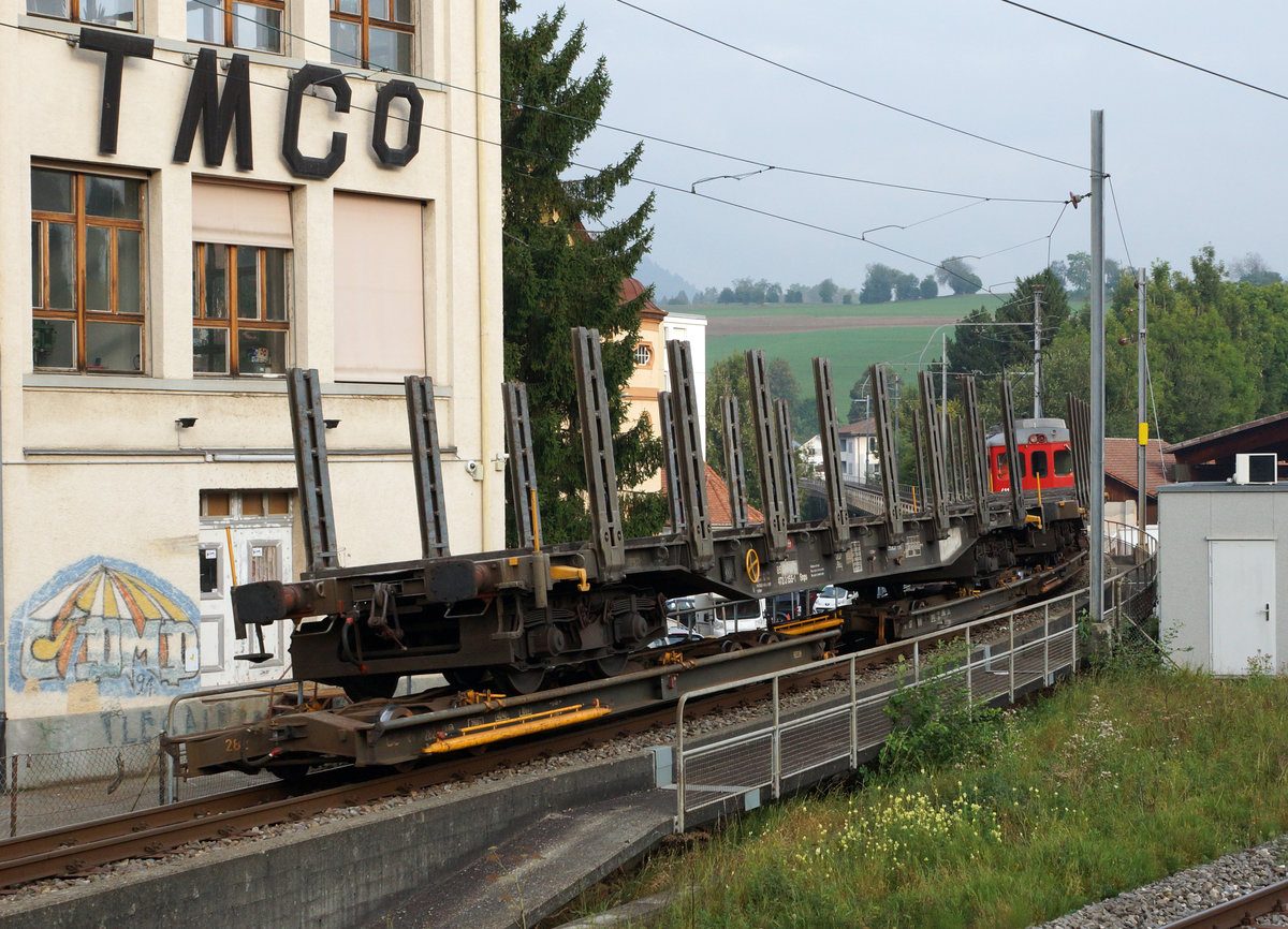 CJ: Güterverkehr in Tavannes am frühen Morgen des 27. September 2016. Seit dem Mai 1921 werden in Tavannes Normalspurwagen auf Rollschemel verladen, die hauptsächlich Holz transportieren. In der Schweiz geschieht das nur noch bei der CJ. Bei den privaten Bahnunternehmungen ASm, TPF, TRAVAYS und MBC wurde bereits vor mehreren Jahren auf den Betrieb mit Rollböcken umgestellt, was dem Rangierpersonal die harte Arbeit erleichtert.
Foto: Walter Ruetsch
