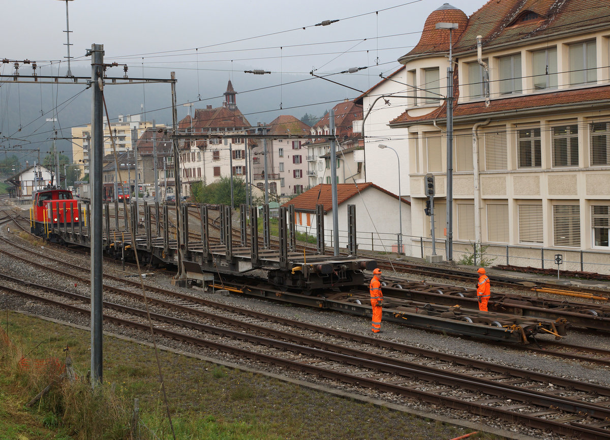 CJ: Güterverkehr in Tavannes am frühen Morgen des 27. September 2016. Seit dem Mai 1921 werden in Tavannes Normalspurwagen auf Rollschemel verladen, die hauptsächlich Holz transportieren. In der Schweiz geschieht das nur noch bei der CJ. Bei den privaten Bahnunternehmungen ASm, TPF, TRAVAYS und MBC wurde bereits vor mehreren Jahren auf den Betrieb mit Rollböcken umgestellt, was dem Rangierpersonal die harte Arbeit erleichtert.
Foto: Walter Ruetsch
