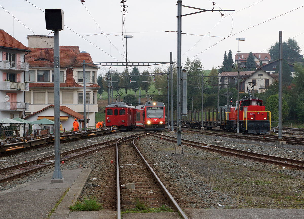 CJ: Güterverkehr in Tavannes am frühen Morgen des 27. September 2016. Seit dem Mai 1921 werden in Tavannes Normalspurwagen auf Rollschemel verladen, die hauptsächlich Holz transportieren. In der Schweiz geschieht das nur noch bei der CJ. Bei den privaten Bahnunternehmungen ASm, TPF, TRAVAYS und MBC wurde bereits vor mehreren Jahren auf den Betrieb mit Rollböcken umgestellt, was dem Rangierpersonal die harte Arbeit erleichtert.
Foto: Walter Ruetsch
