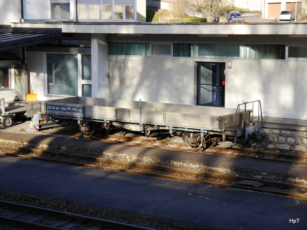 CJ - Güterwagen Kk 342 im Bahnhofsareal in Tramelan am 21.12.2014