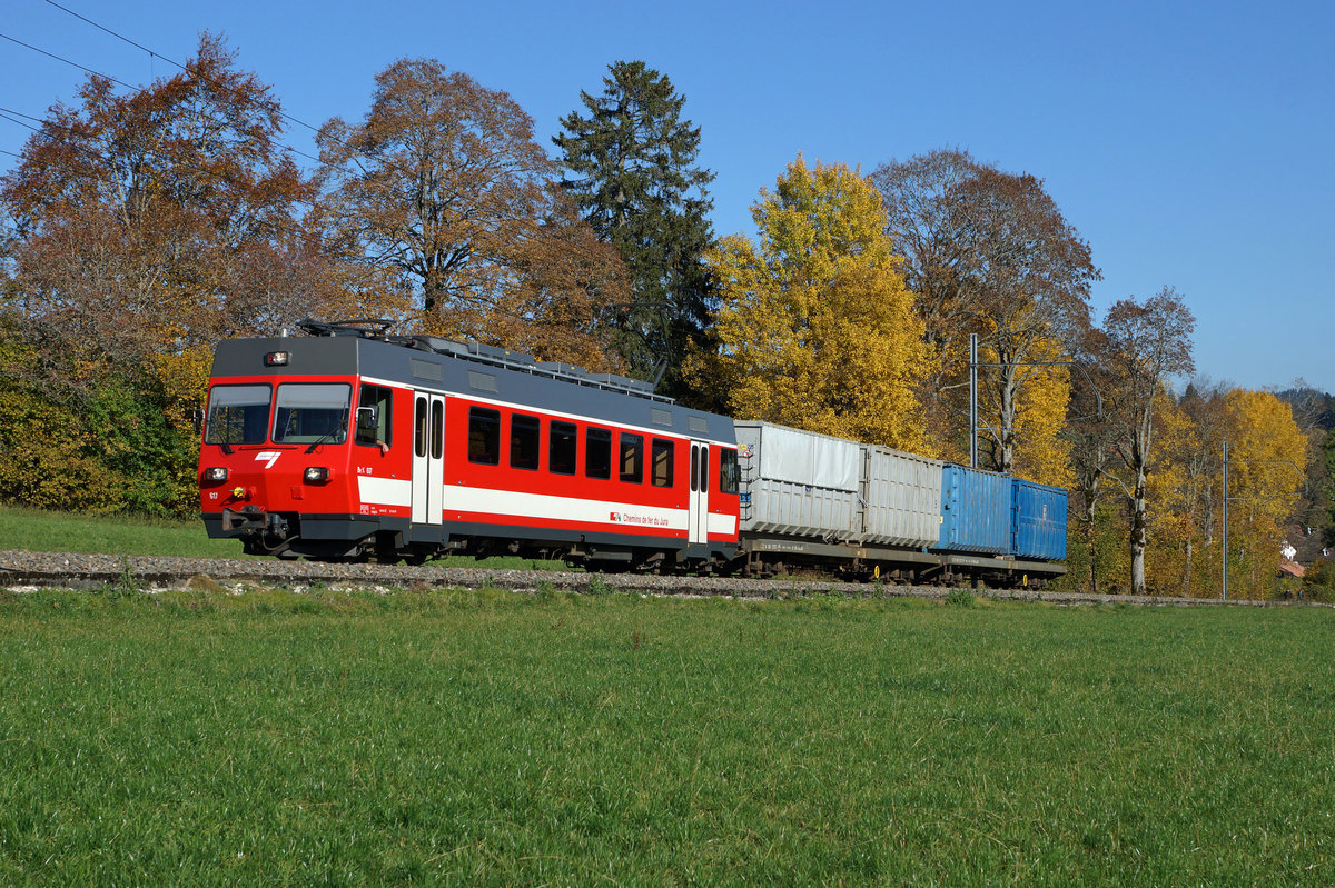 CJ: HERBSTLICHE FARBENPRACHT IM JURA 
    vom 27. Oktober 2016
Kehrichtzug mit dem Be 4/4 617, ehemals FW, auf der Fahrt nach La-Chaux-de-Fonds.
Foto: Walter Ruetsch