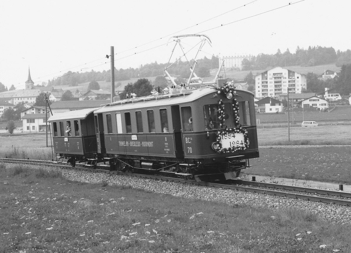 CJ: Hundert Jahrfeier der Jurabahnen (1000 mmm).
Jubiläumszug mit dem BCe 2/4 70 bei Le Noirmont am 16. August 1984.
Foto: Walter Ruetsch
