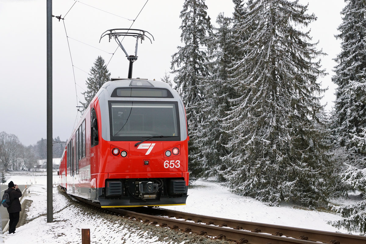 CJ: JURAIDYLLE 
verewigt am 19. Februar 2018 anlässlich des MINIBAHNBILDTREFFENS mit Peter Ackermann.
Auf der linken Seite des Bildes ist Peter mit voller Konzentration erkennbar. Der neue Zug scheint ihm sehr gut zu gefallen.
Foto: Walter Ruetsch