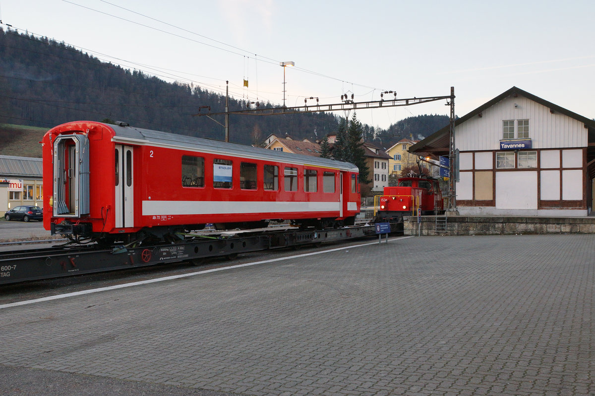CJ: Morgenstimmung am St. Nikolaustag 2016 in Tavannes als die CJ den zweiten neuen Pendelzug von Stadler Rail in Empfang nehmen durfte. Die Ee 3/3 152 rangierte den neuen Be 4/4 652 sowie den modernisierten ABt 711 in die Rollschemelanlage Tavannes für den baldigen Verlad (6.12.2016).
Diese Seite des Bahnhofs Tavannes ist für die schmalspurigen CJ Triebzüge nur per Rollschemel möglich.
Foto: Walter Ruetsch