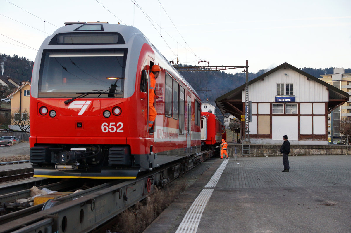CJ: Morgenstimmung am St. Nikolaustag 2016 in Tavannes als die CJ den zweiten neuen Pendelzug von Stadler Rail in Empfang nehmen durfte. Die Ee 3/3 152 rangierte den neuen Be 4/4 652 sowie den modernisierten ABt 711 in die Rollschemelanlage Tavannes für den baldigen Verlad (6.12.2016).
Diese Seite des Bahnhofs Tavannes ist für die schmalspurigen CJ Triebzüge nur per Rollschemel möglich.
Foto: Walter Ruetsch