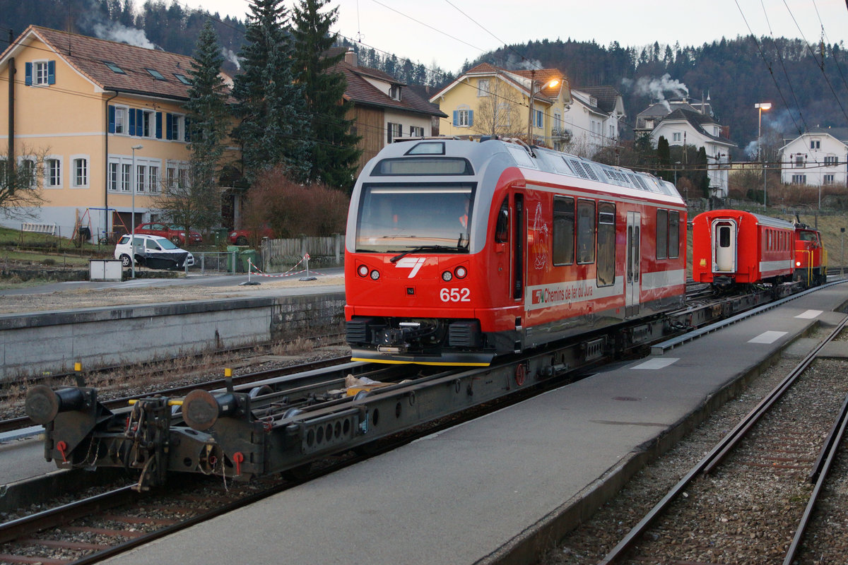 CJ: Morgenstimmung am St. Nikolaustag 2016 in Tavannes als die CJ den zweiten neuen Pendelzug von Stadler Rail in Empfang nehmen durfte. Die Ee 3/3 152 rangierte den neuen Be 4/4 652 sowie den modernisierten ABt 711 in die Rollschemelanlage Tavannes für den baldigen Verlad (6.12.2016).
Foto: Walter Ruetsch
