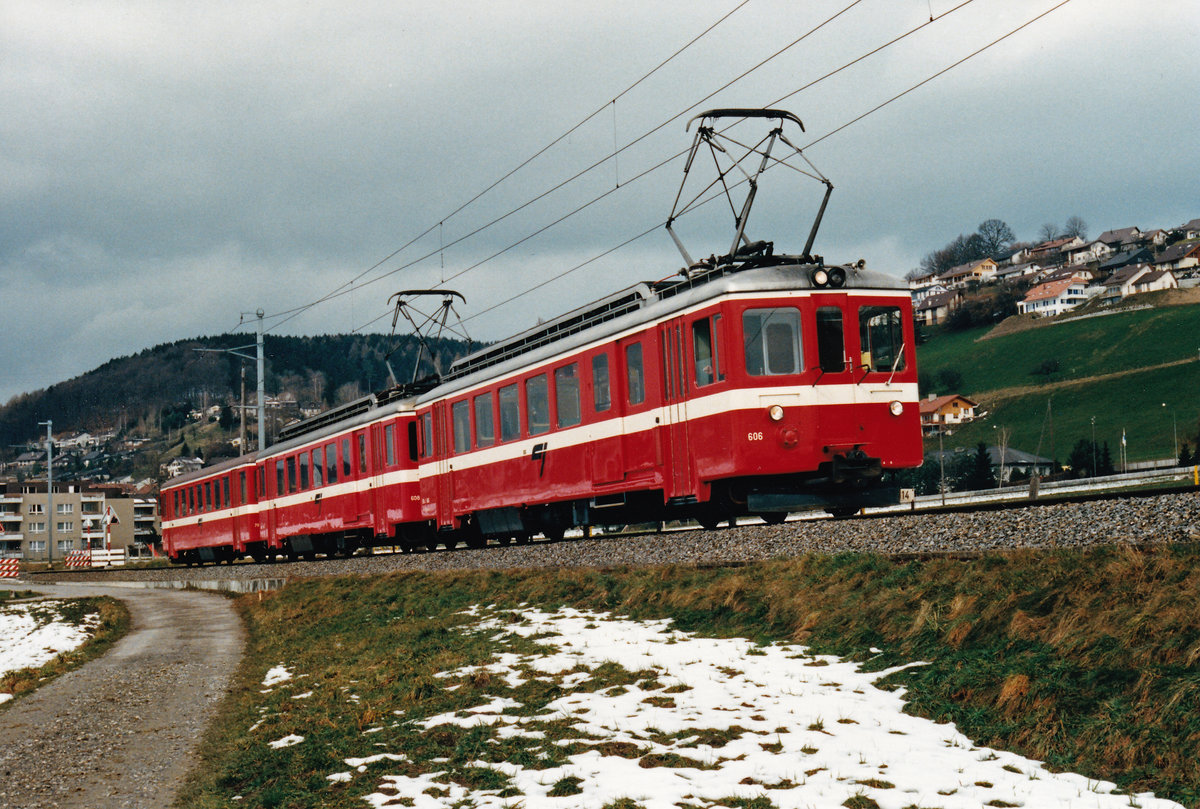 CJ-Pendel beim Regionalverkehr Bern-Solothurn/RBS.
In den 80er-Jahren musste der RBS infolge Rollmaterialmangel während den Wintermonaten von der CJ ein dreiteiliger Pendelzug bestehend aus BDe 4/4 (601-608) + BDe 4/4 (601-608) + Bt
anmieten. Zum Einsatz gelangte diese Komposition im Vorortsverkehr Bern-Bolligen.
Diese Aufnahme ist nach Stettlen auf der Fahrt nach Worb-Dorf entstanden.
Weitere Privatbahnen haben sogar wegen ihrem sehr knappen Rollmaterialbestand Triebzüge dieser Bauart von der CJ erworben.
Siehe:
LEB, Aufnahme eingestellt am 21.7.2020
MIB, Aufnahme eingestellt am 24.7.2020
NStCM, Aufnahme eingestellt am 23.7.2020
In der Zwischenzeit konnten sämtliche dieser robusten Triebfahrzeuge mit Baujahr 1953 ausrangiert und abgebrochen werden.
Der ausrangierte MIB BDe 4/4 604 dient noch als Ersatzteilspender für die Zweikraftlokomotive Gem 4/4 12, ehemals CJ-De 4/4 402.
Foto: Walter Ruetsch   