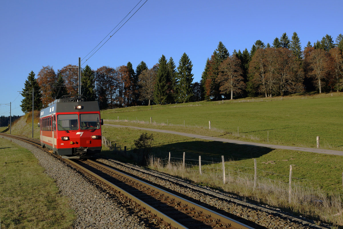 CJ: Regionalzug mit Be 4/4 616, ehemals AB/FW, zwischen Saignelégier und Le Noirmont am 31. Oktober 2016.
Foto: Walter Ruetsch