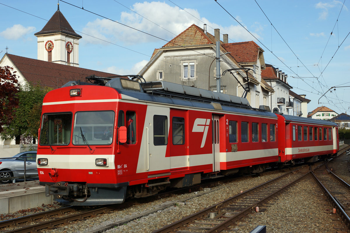 CJ: Regionalzug mit dem BDe 4/4 II 614 bei der Einfahrt Saignelégier am 24. Oktober 2016.
Foto: Walter Ruetsch 