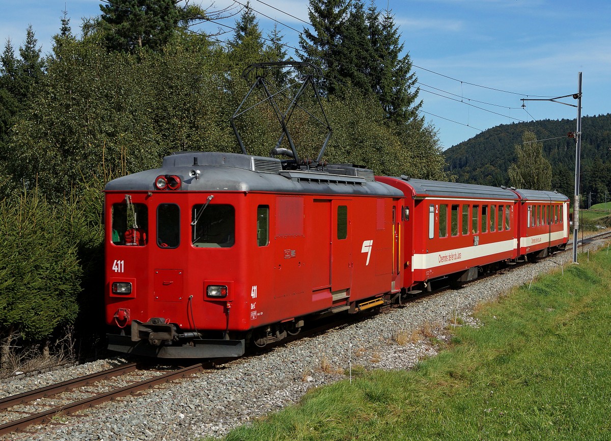 CJ: Regionalzug mit dem Gtertriebwagen De 4/4 411 bei Tramlan am 21. September 2013.
Foto: Walter Ruetsch