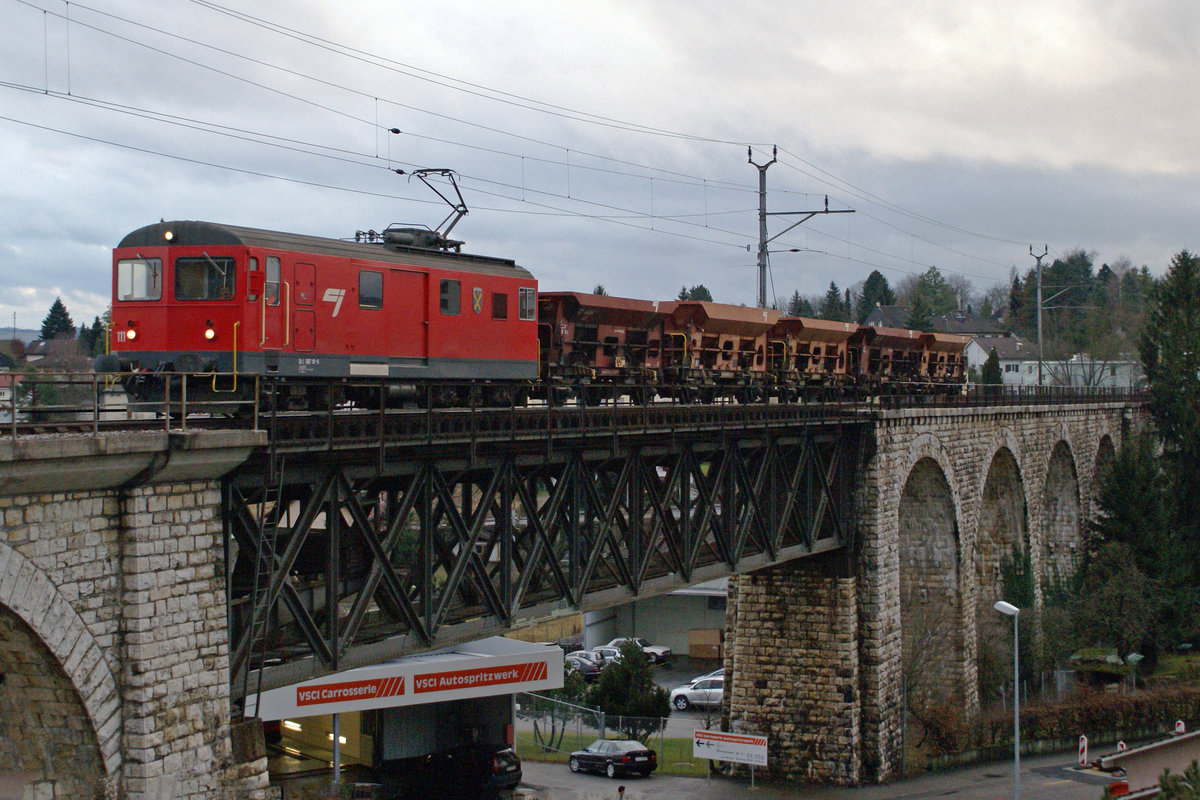 CJ Schotterzug mit De 4/4 111 auf dem Viadukt von Grenchen Nord am 16. Januar 2008.
Foto: Walter Ruetsch