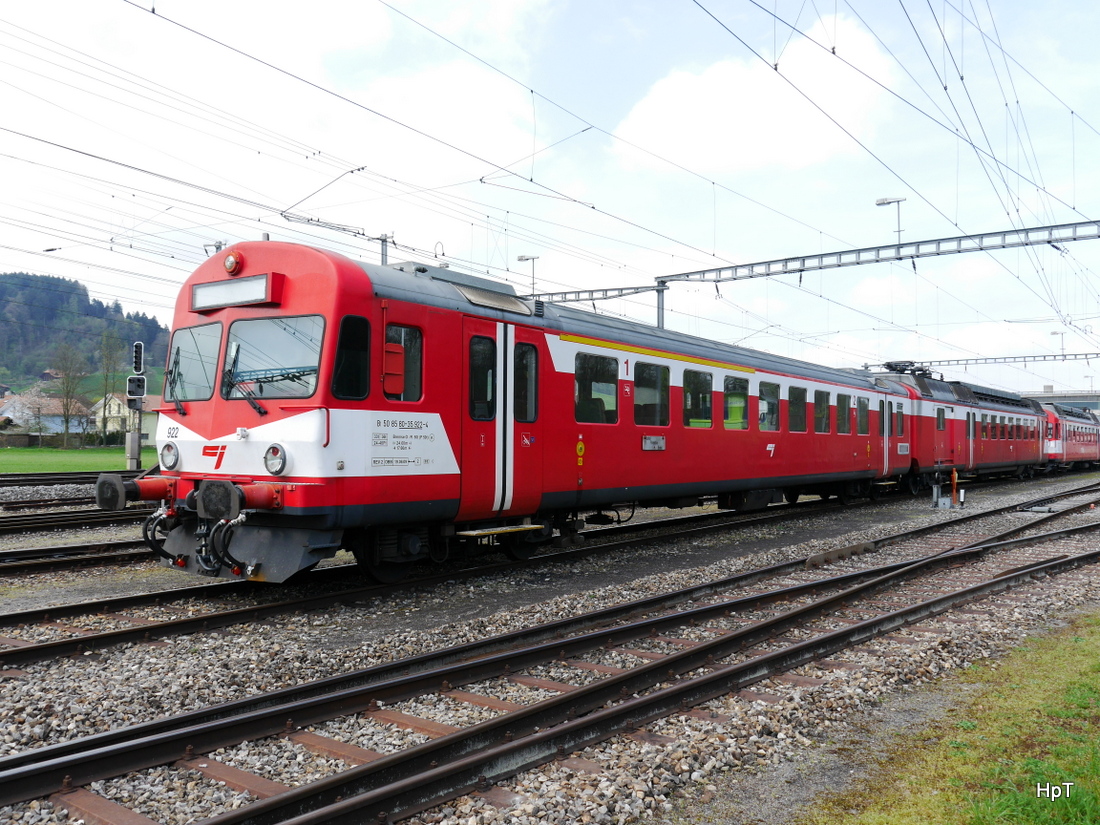 CJ - Steuerwagen und Triebwagen (ex BLS/RM) im Areal der Werkstätte der BLS in Oberburg am 18.04.2015 ... Standort in einem Feld neben dem Areal .. 
