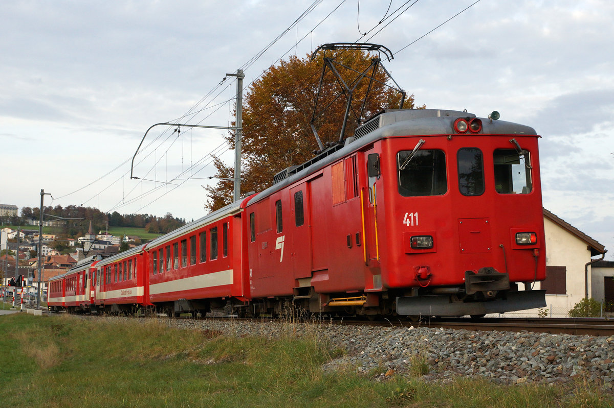 CJ: Verstärkter Regionalzug mit dem BDe 4/4 II 614 und dem Gütertriebwagen De 4/4 II 411 auf der Fahrt nach Glovelier am 24. Oktober 2016.
Foto: Walter Ruetsch
 