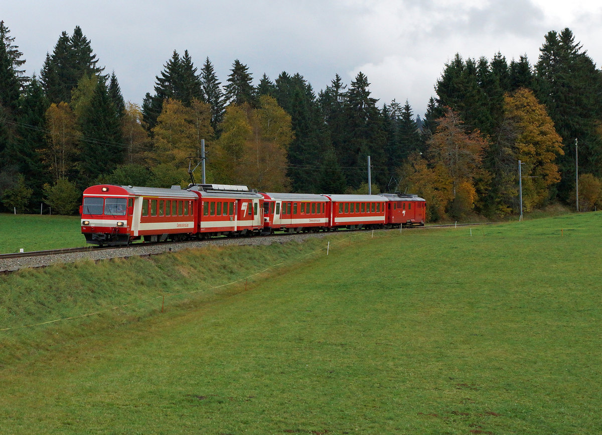 CJ: Verstärkter Regionalzug mit dem BDe 4/4 II 612, ABt 722, ABDt 721, B 752 und dem Gütertriebwagen De 4/4 II 411 auf der Fahrt nach Glovelier am 21. Oktober 2016.
Foto: Walter Ruetsch
 