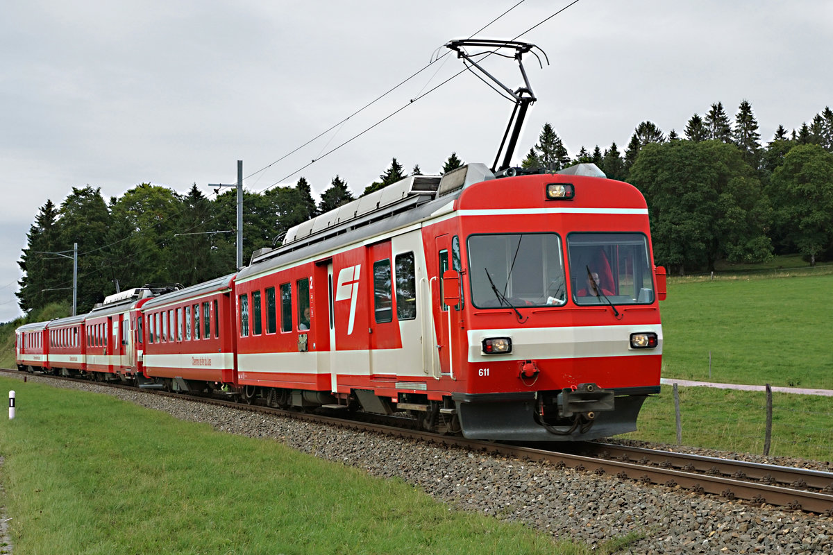 CJ: Vom 11.08.2017 – 13.08.2017 fand in Saignelégier der Marché-Concours National de chevaux statt.
Für die Bewältigung des Grossverkehrs setzte die CJ einen neuen und einen alten Fünfwagenzug sowie zwei Doppeltrkationen ABe 2/6 631 - 634 ein.
Die Aufnahmen entstanden am 12. August 2017 bei Muriaux.
Foto: Walter Ruetsch    
