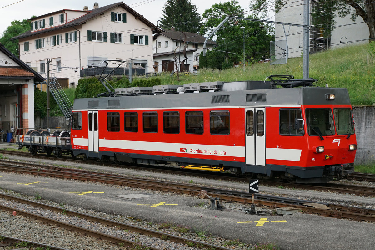 CJ/AB/FW: Dienstzug Tramelan-Le Pré-Petitjean mit dem Be 4/4 616, ehemals FW, bei der Abfahrt in Tramelan am 12. Juni 2017.
Foto: Walter Ruetsch



