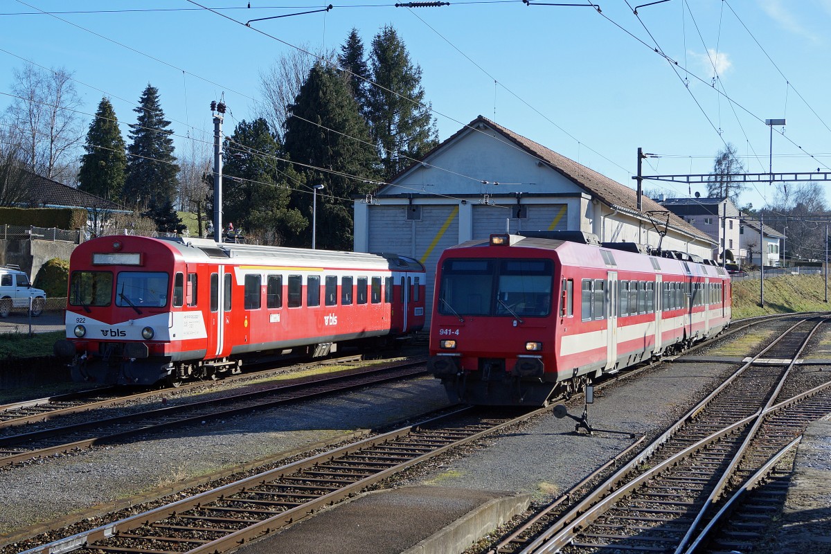 CJ/BLS: Von der BLS zur CJ. Der CJ RBDe 560 141/ABt 5585 29-34941 (ex SBB Prototyp) anlässlich einer Begegnung mit dem ex BLS ABt 50 38 38-33 922 in Bonfol am 30. Dezember 2013.
Foto: Walter Ruetsch