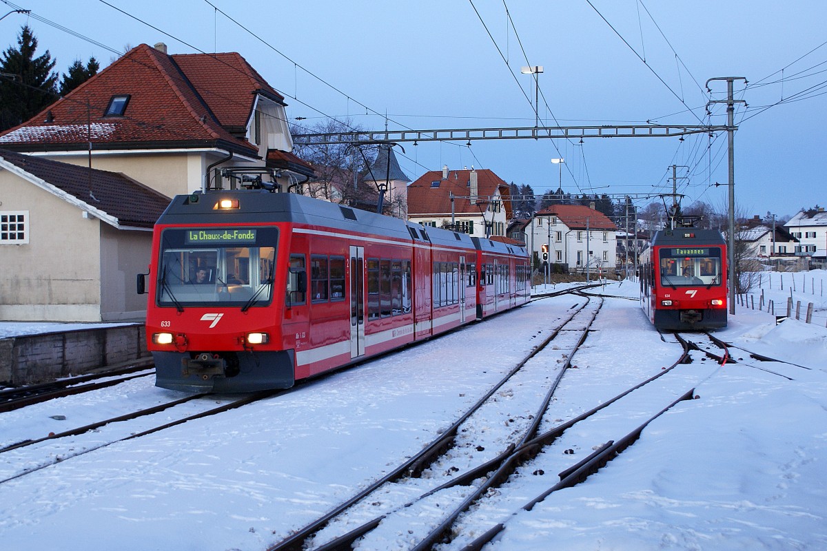 CJ/BVB: In der Stadt Basel ist der BVB Be 4/4 482 (1986) seit einiger Zeit mit einer Vollwerbung für die Chemins de fer du Jura unterwegs. Am 25. Januar 2009 kam es im Bahnhof Le Noirmont anlässlich einer Zugskreuzung zu einer Begegnung mit den GTW ABe 2/6 633 + 632 (nach La Chaux-de-Fonds) sowie dem GTW ABe 2/6 634 (nach Tavannes). Von den vier neuen Fahrzeugen (631-634), die im Jahre 2001 in Betrieb genommen wurden, fehlte somit nur der ABe 2/6 631 für die Aufnahme der gesamten GTW-Flotte. Da der Bahnhof Le Noirmont in der Zwischenzeit bereits modernisiert wurde, ist diese Aufnahme bereits Geschichte.
Foto: Walter Ruetsch