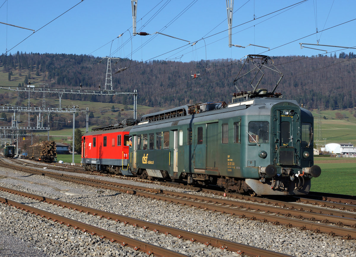CJ/DSF: Der bei der CJ ausrangierte Normalspurspur-Triebwagen De 4/4 111 wurde vom Verein Depot und Schienenfahrzeuge Koblenz am 29. November 2016 übernommen. Abgeholt wurde er mit dem Arbeitstriebwagen BDe 4/4 641 ehemals OeBB/SBB sowie dem EW I A 524 als Bremswagen ehemals SBB. Die CJ überführte in bereits am frühen Morgen mit dem Gem 4/4 401 von Saignelégier nach Glovelier, wo es vor der Weiterfahrt nach Koblenz noch zu verschiedenen Rangierfahrten kam.
Rangierfahrt mit dem BDe 4/4 641.
Foto: Walter Ruetsch   