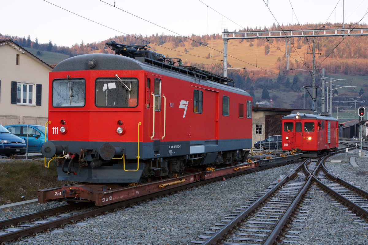 CJ/DSF: Der bei der CJ ausrangierte Normalspurspur-Triebwagen De 4/4 111 wurde vom Verein Depot und Schienenfahrzeuge Koblenz am 29. November 2016 übernommen. Abgeholt wurde er mit dem Arbeitstriebwagen BDe 4/4 641 ehemals OeBB/SBB sowie dem EW I A 524 als Bremswagen ehemals SBB. Die CJ überführte in bereits am frühen Morgen mit dem Gem 4/4 401 von Saignelégier nach Glovelier, wo es vor der Weiterfahrt nach Koblenz noch zu verschiedenen Rangierfahrten kam.
Rangierfahrt mit dem Gem 4/4 401.
Foto: Walter Ruetsch      