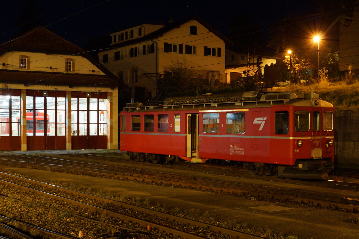 CJ/RhB: Bei der CJ sind die ersten Güterzüge bereits am frühen Morgen unterwegs. Bei nebligem Herbstwetter, wie am 29. September 2016, kann dadurch das Fotografieren recht unangenehm werden. Vor dem Depot Tramelan wartete der ABe 4/4 641, ehemals RhB, auf seinen ersten Tageseinsatz.
Foto: Walter Ruetsch