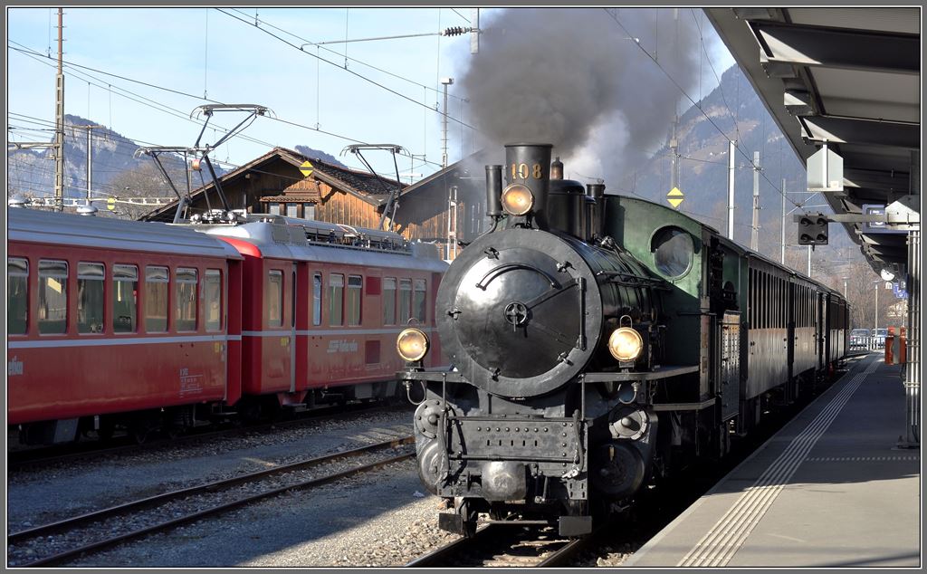 Clà Ferrovia - Reise ins Lichterland bei der RhB. G 4/5 108  Engiadina  wird den Extrazug für Kinder nach Valendas-Sagogn in der Rheinschlucht ziehen. Landquart.(21.12.2013)