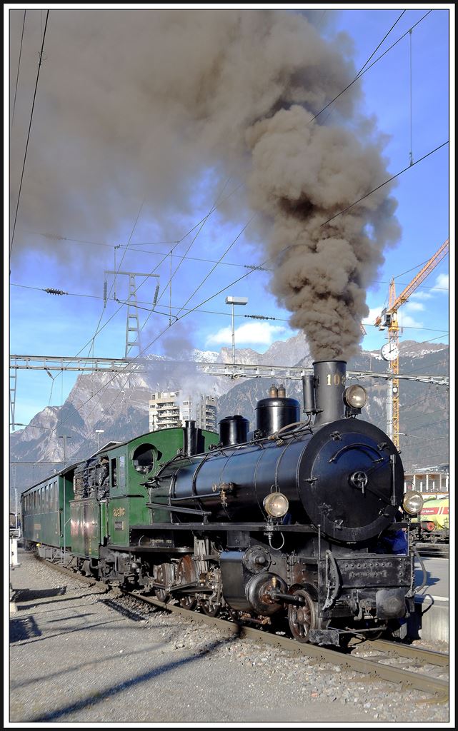 Clà Ferrovia - Reise ins Lichterland bei der RhB. G 4/5 108  Engiadina  wird den Extrazug für Kinder nach Valendas-Sagogn in der Rheinschlucht ziehen. Landquart.(21.12.2013) 