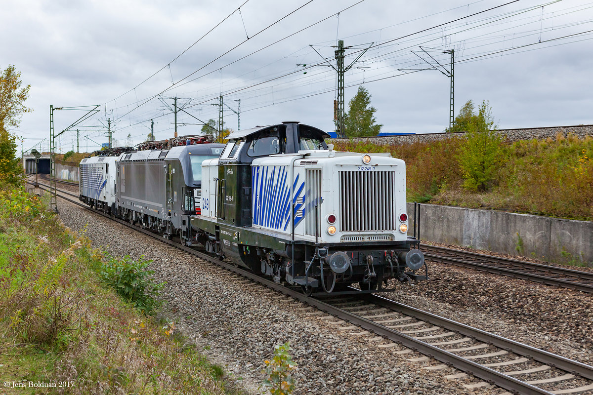  Clärchen  alias 212 249 von Lokomotion durfte am 08.10.2017 zwei Loks nach Kufstein überführen. München-Trudering, 08.10.2017
