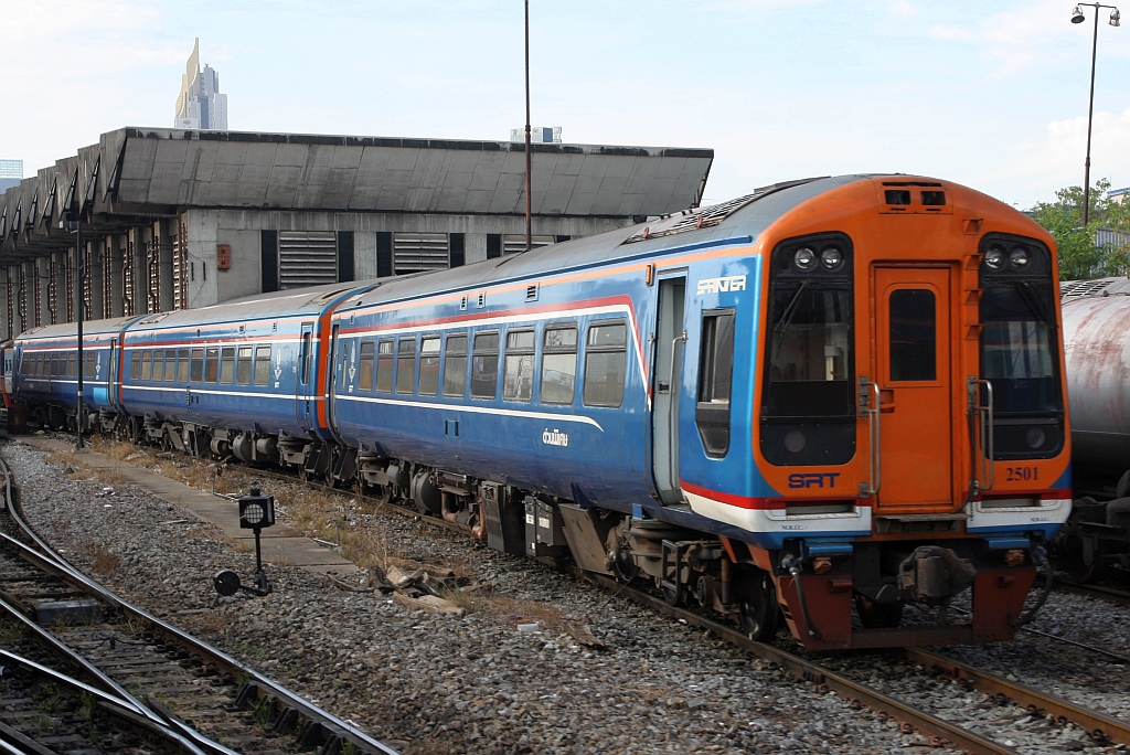 Class 158 Express Sprinter 2501 wartet am 05.Dezember 2024 im Depot Hua Lamphong auf seinen nächsten Einsatz.