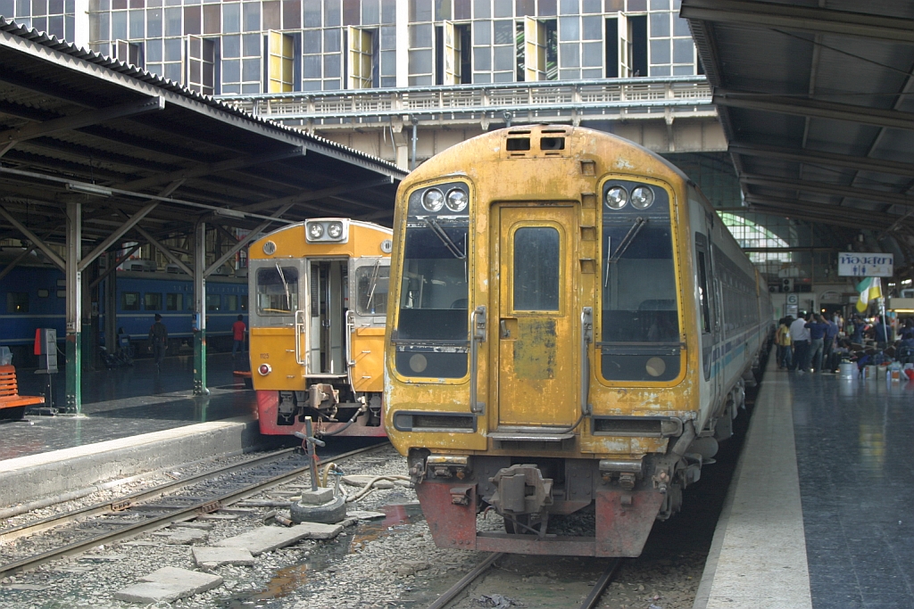 Class 158 Express Sprinter 2501 am 22.Mai 2007 im Bf. Hua Lamphong.


