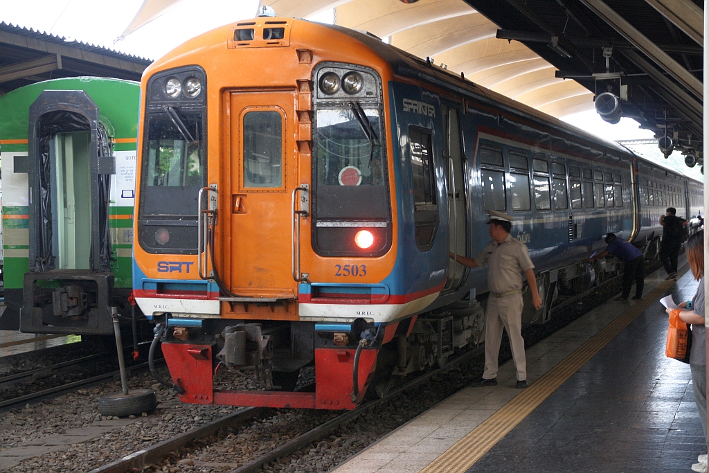 Class 158 Express Sprinter 2503 als letztes Fahrzeug des, nur an Wochenenden verkehrenden, Exp. 997 nach Chuk Samet am Morgen des 28.Juni 2025 in der Hua Lamphong Station.