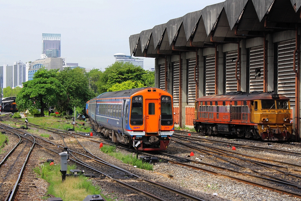 Class 158 Express Sprinter 2508 und im Hintergrund die AHK 4208 (Co'Co', de, Krupp, Bj.1980, Fab.Nr. K-5478) am 30.Mai 2013 im Depot Hua Lamphong.