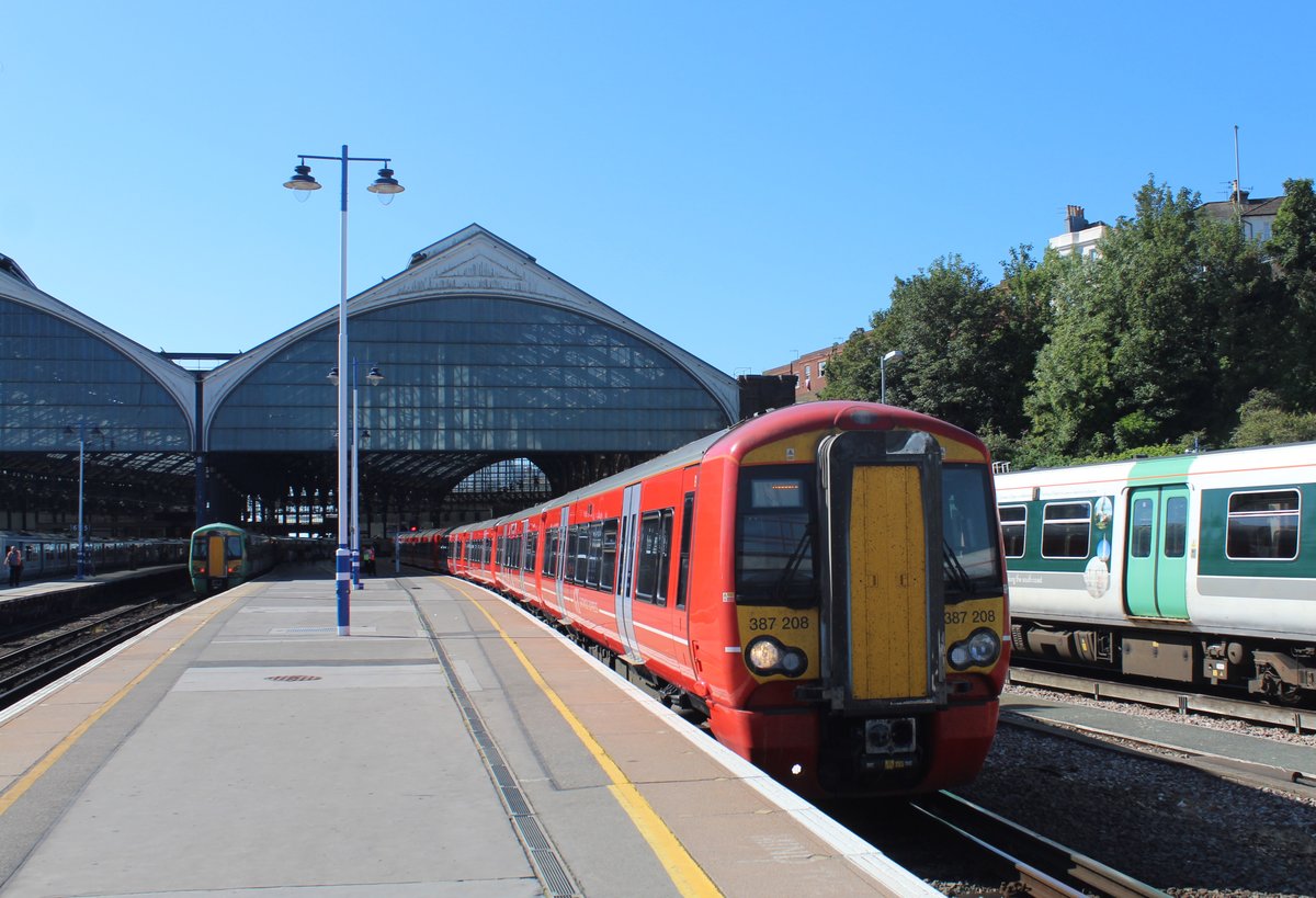 Class 387 208 ist am 3. August 2018 bei der Abfahrt im Bahnhof Brighton.
Der Gatwickexpress war am Freitagmorgen von Brighton via Gatwick Airport nach London Victoria unterwegs.