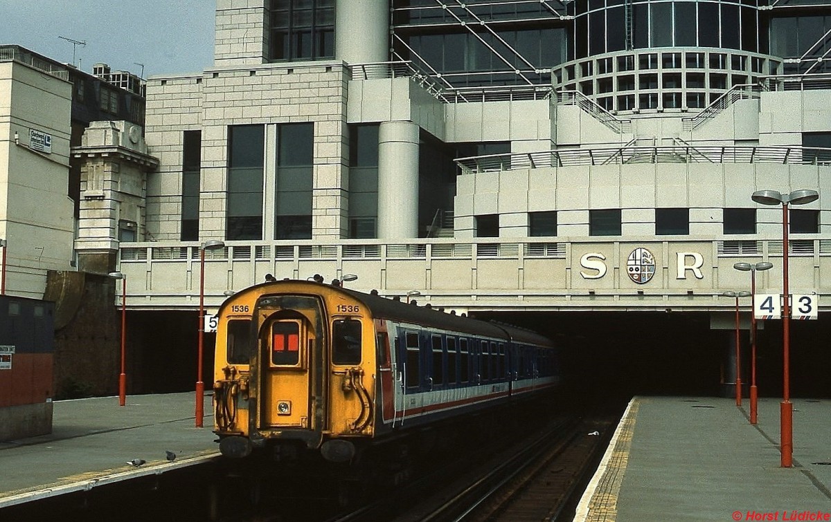 Class 411/5 1536 steht im April 1992 abfahrbereit im Bahnhof London Charing Cross. Irgendwie scheint der ein bisschen altertmliche Stromschienentriebwagen nicht in den modernen Bahnhof zu passen.
