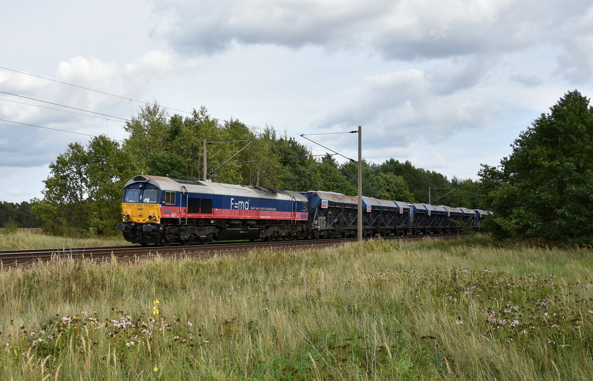 Class 66 266 015-7 der HHPI / F=ma zog einen Schotterzug in Richtung Hamburg. 3km östlich von Büchen, 31.08.2018.