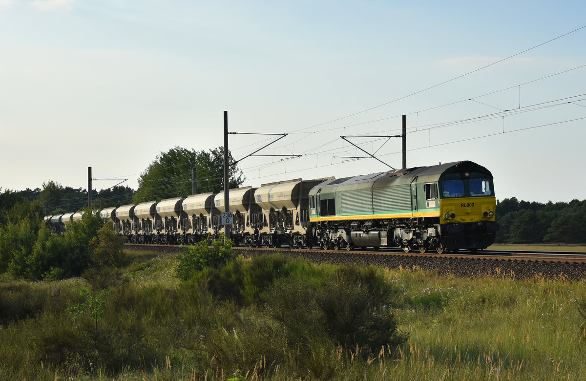Class 66 266 032-2 mit einem Kieszug der ElbeKies Mühlberg, untergwegs in Richtung Hagenower Land. 3km östlich von Büchen, 02.08.2018.