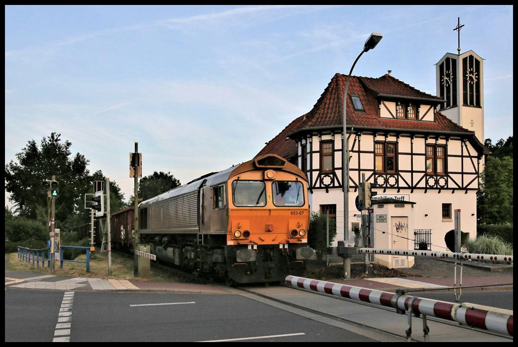 Class 66 653-07 war am 14.6.2021 noch spät im Einsatz. Um 21.29 Uhr passiert sie hier mit ihrem Leerzug den ehemaligen Bahnhof Wulfskotten in Hasbergen.
