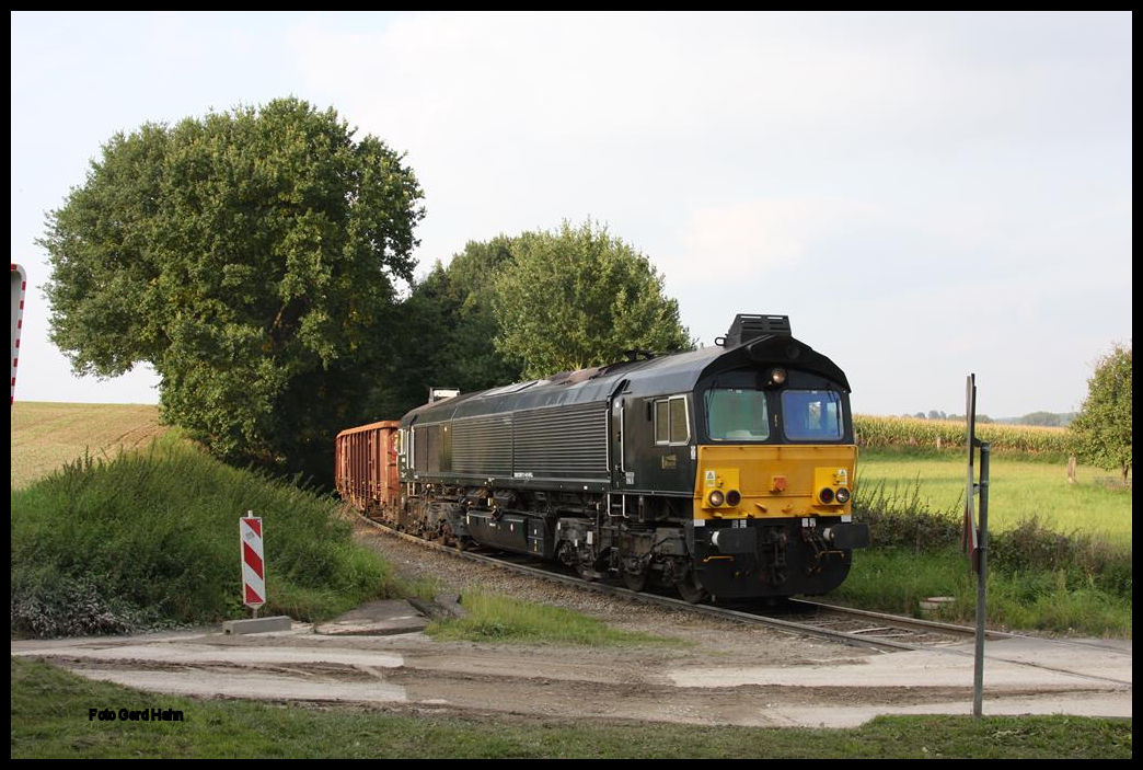 Class 66 8653-01 erreicht hier mit ihrem Schrottzug aus Osnabrück - Hafen den ehemaligen Haltepunkt Augustaschacht am 21.09.2017 auf der Fahrt nach Georgsmarienhütte.