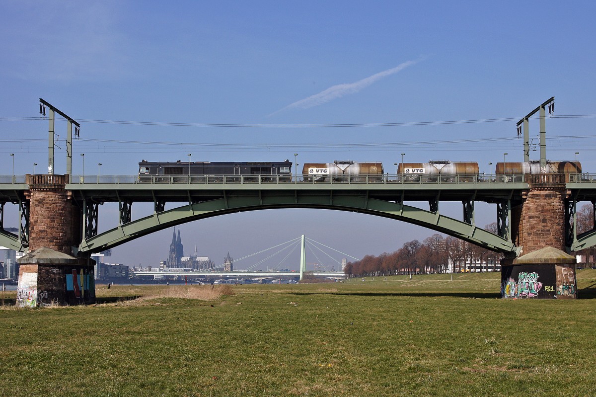 Class 66 am 17.03.2015 auf der Kölner Südbrücke.
