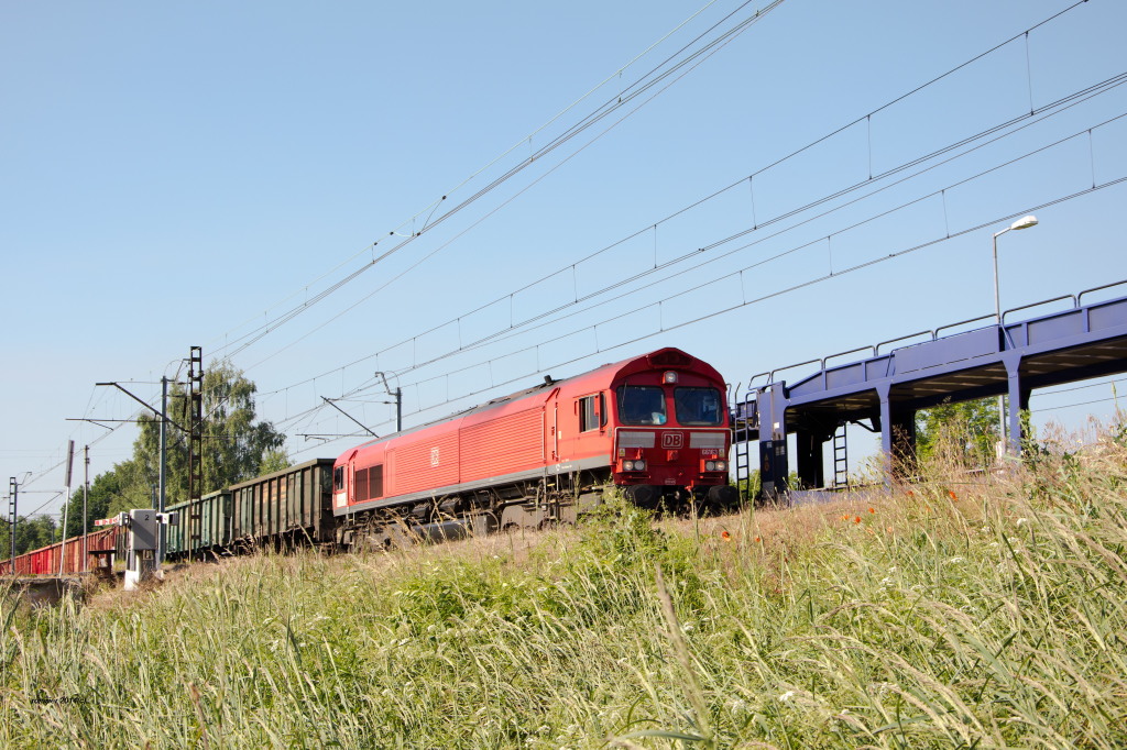 Class 66 DB Schenker Rail Polen mit der leeren Wagen Eaos bei Tychy(Tichau)am 26.06.2014.