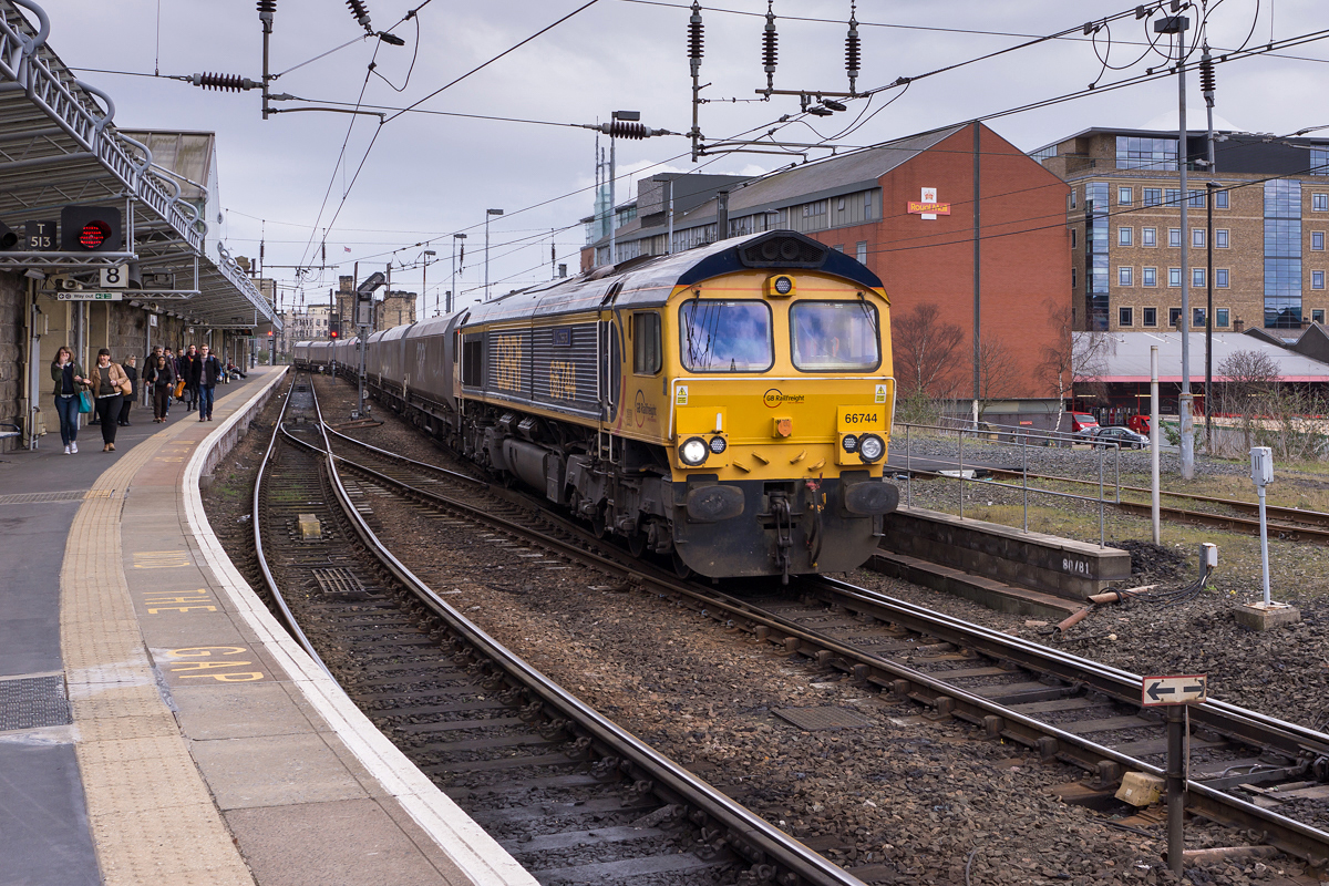 Class 66 Engine 66744 der Great Britain Railfreight zieht am 09.04.2016 einen Güterzug durch Newcastle upon Tyne Central Station.