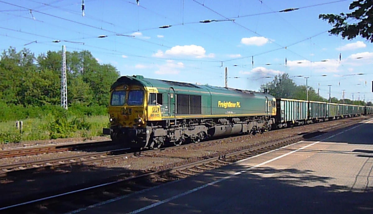 Class 66  FPL 66005 durchfährt am 07.06.2014 Großräschen in Richtung Berlin