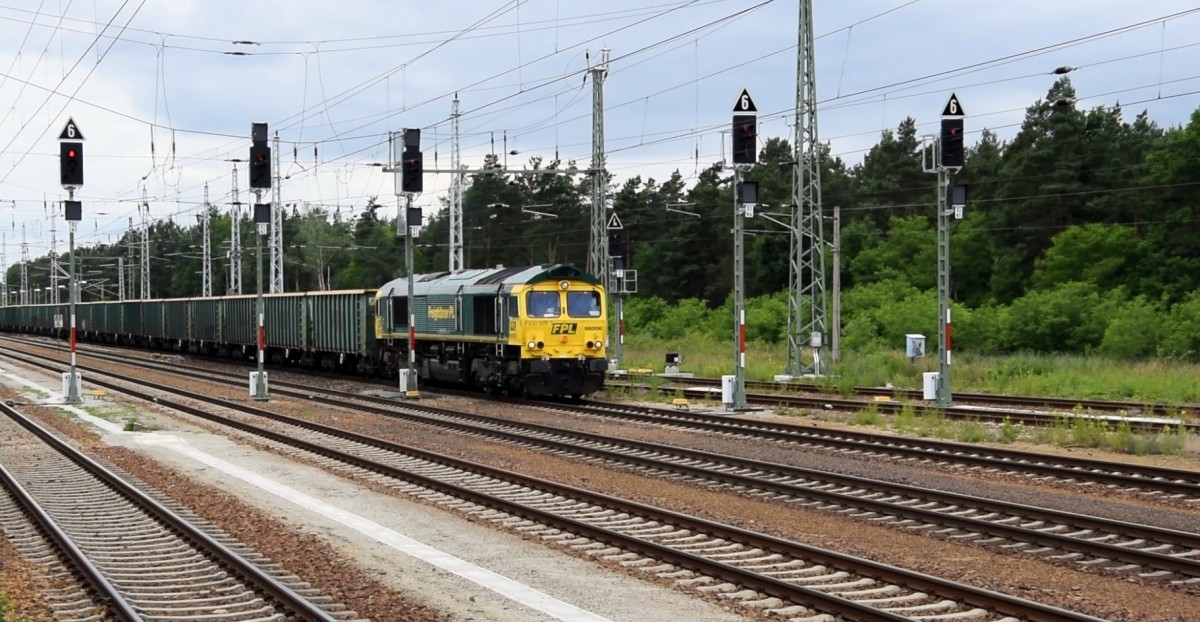 Class 66 FPL 66006 durchfährt die neuen Signale in Hosena am 24.06.2015.