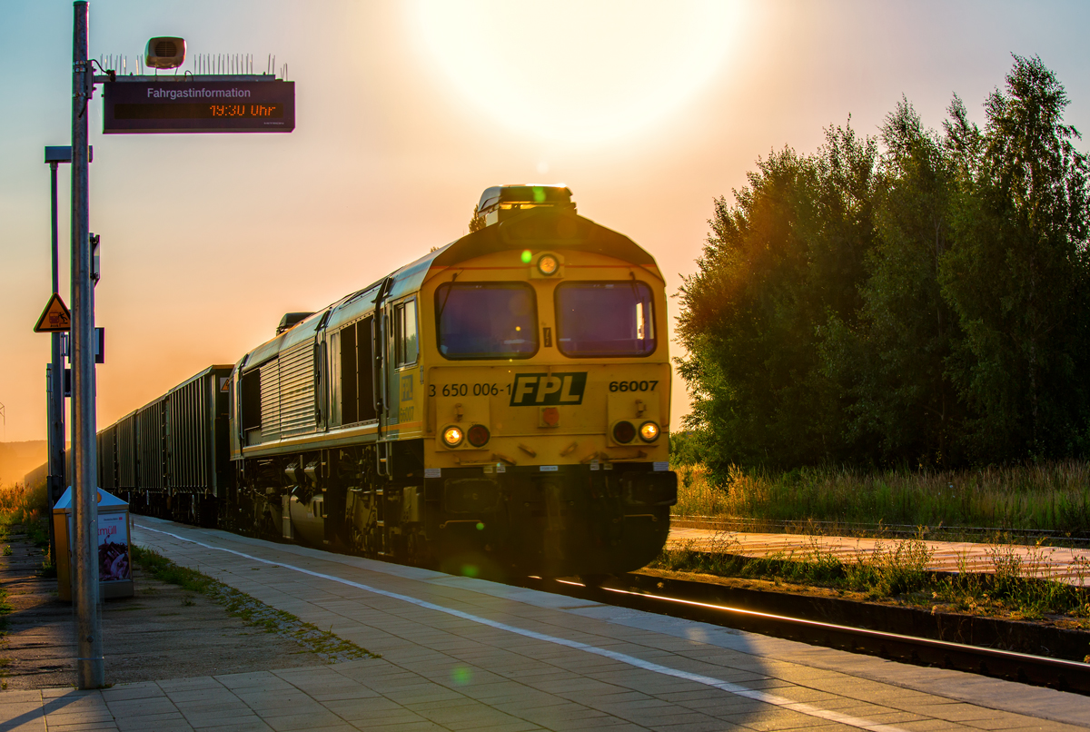 Class 66 Freightliner PL (mit Staubfahne) durchfährt im Gegenlicht den Bahnhof Strasburg (Uckermark). - 06.08.2015