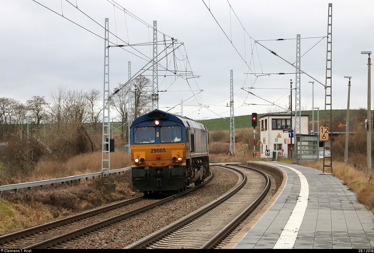 Class 66 (Lok 29005) der Heavy Haul Power International GmbH (HHPI) als Tfzf durchfährt den Hp Zscherben auf der Bahnstrecke Halle–Hann. Münden (KBS 590) Richtung Halle (Saale). [28.1.2018 | 14:28 Uhr]