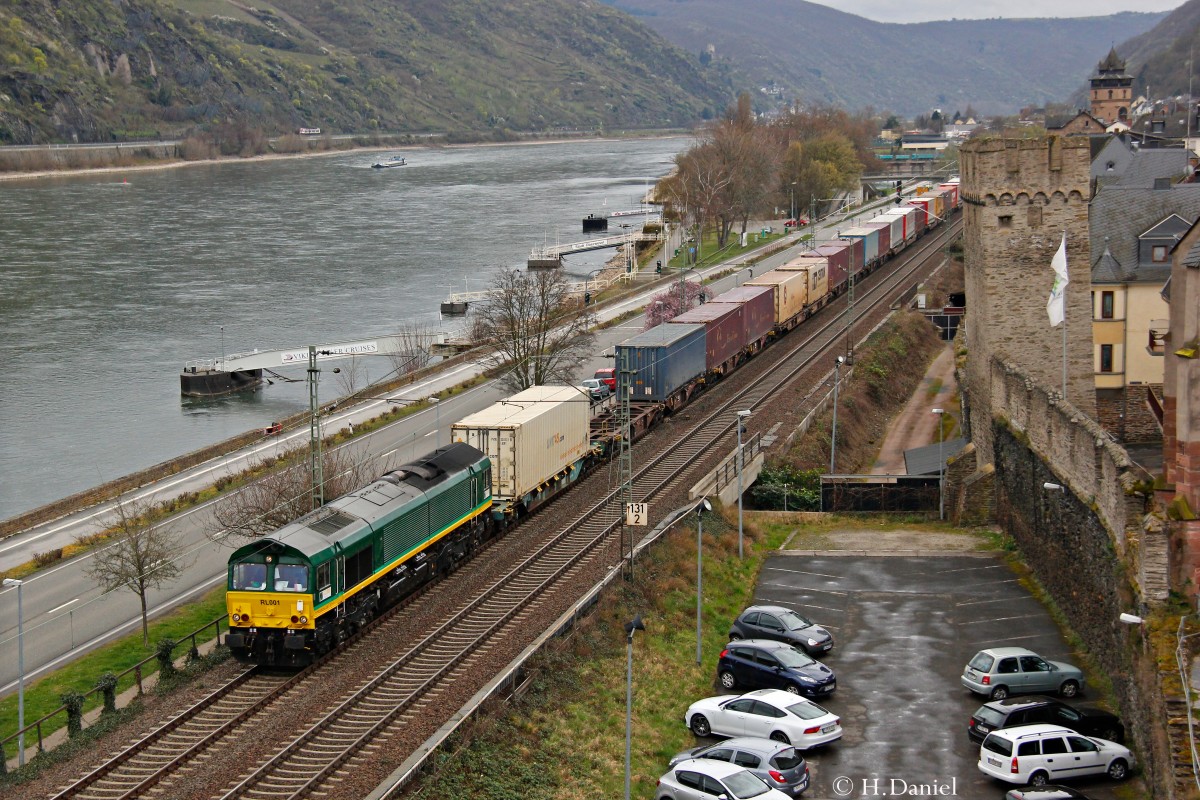 Class 66 mit einem Containerzug am 22.03.2014 in Oberwesel.