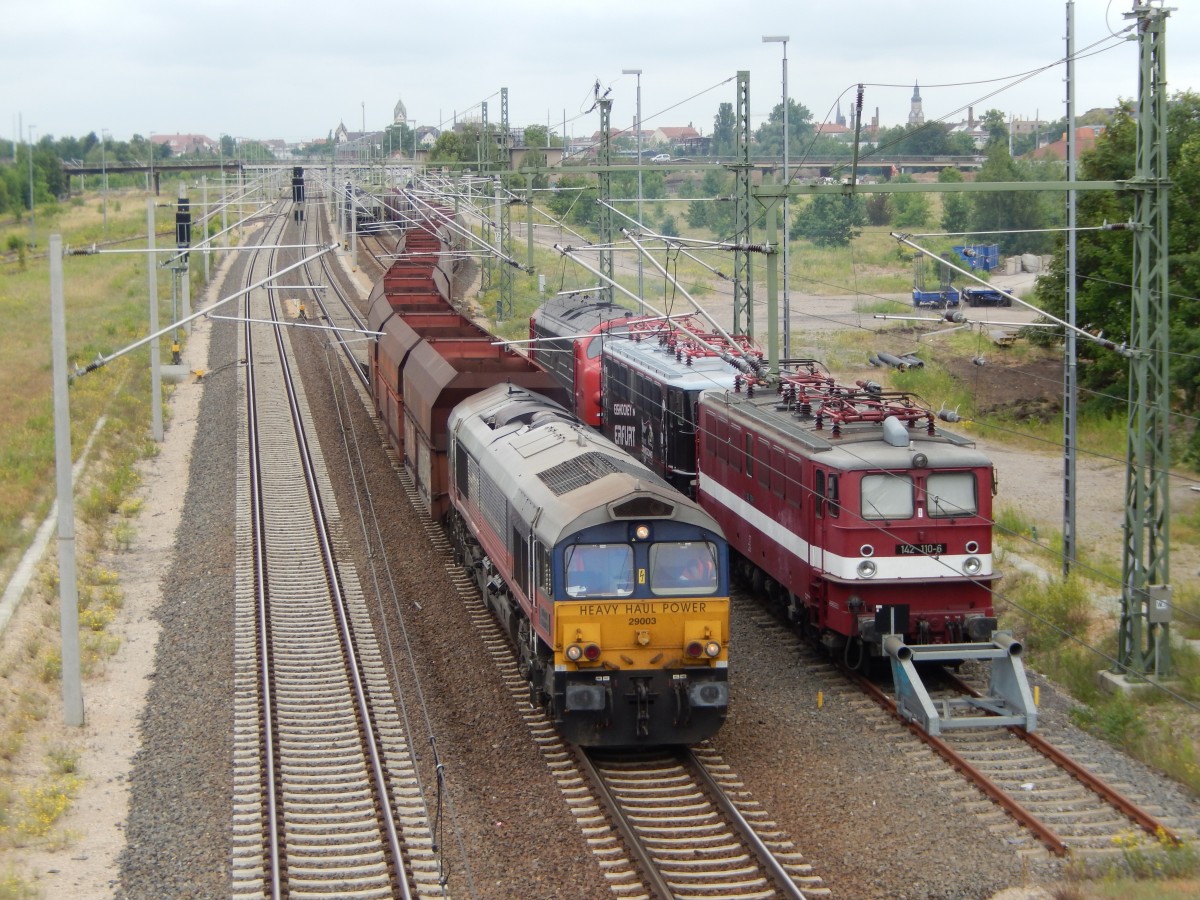 CLASS 66 mit einem Kohlependel bei der Ausfahrt aus dem Güterbahnhof Leipzig-Plagwitz zum Tagebau Profen, wo die Wagen wieder mit Braunkohle aufgefüllt werden.
14.06.2014