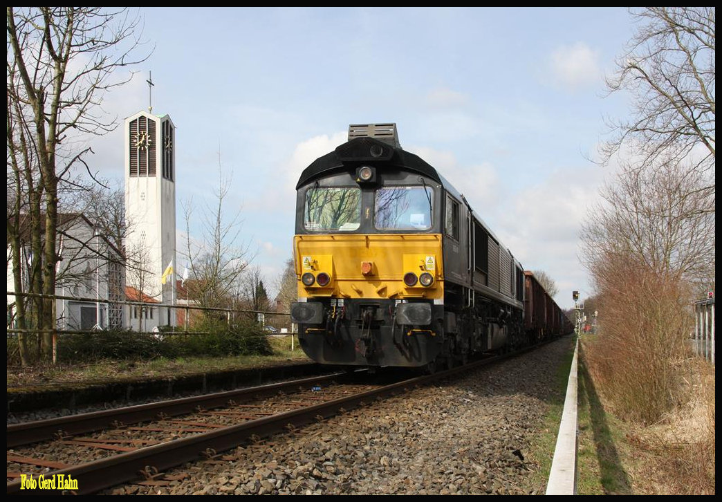 Class 66 mit Schrottzug zur Georgsmarienhütte. Am 31.3.2018 passiert sie hier gerade die St. Josef Kirche in Hasbergen.