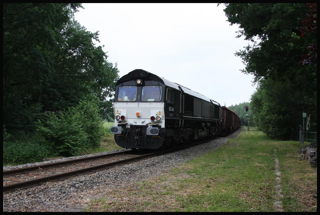 Class 66 Nummer 653-04 ist hier im Ortsteil Hasbergen mit einem Schrottzug am 5.6.2018 nach Georgsmarienhütte unterwegs.